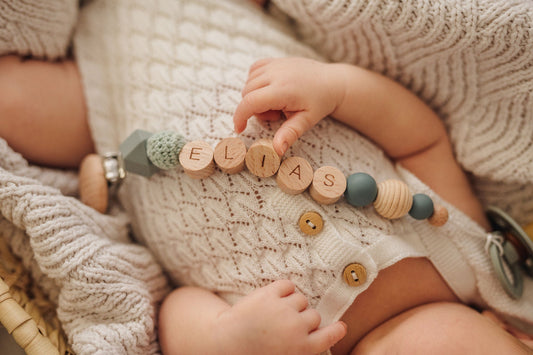 Schnullerketten mit Namen – Was Eltern wirklich wichtig ist | Umfrage & Einblicke - .