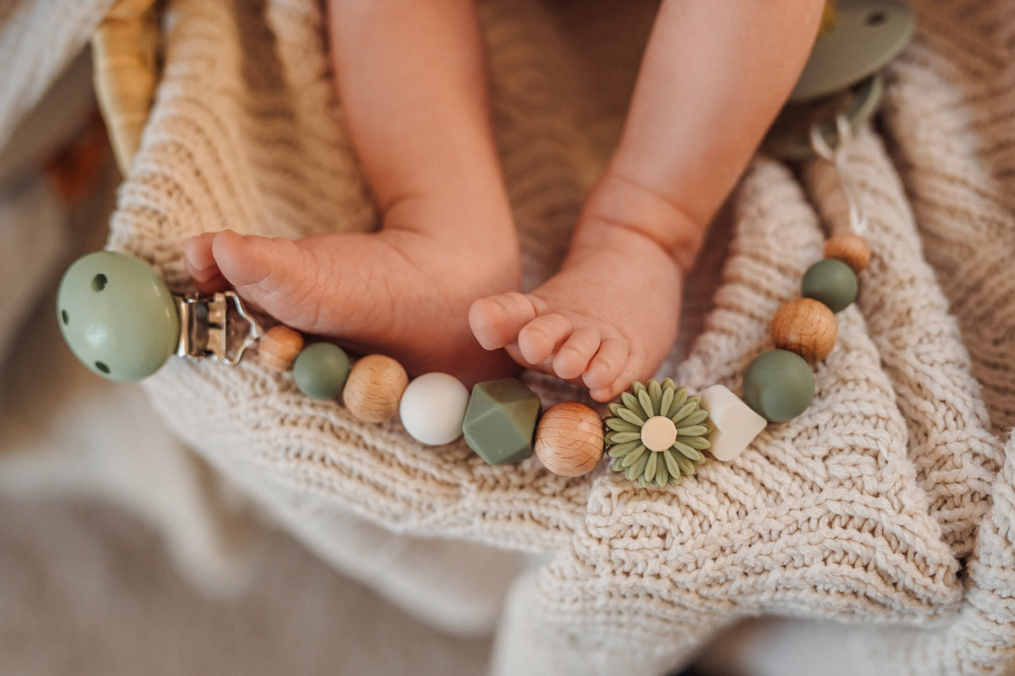 Handgemachte Schnullerkette ohne Namen – grüne Blume