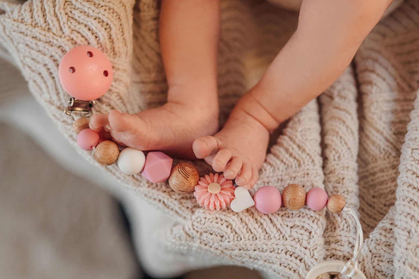 Handgemachte Schnullerkette ohne Namen – rosa Blume