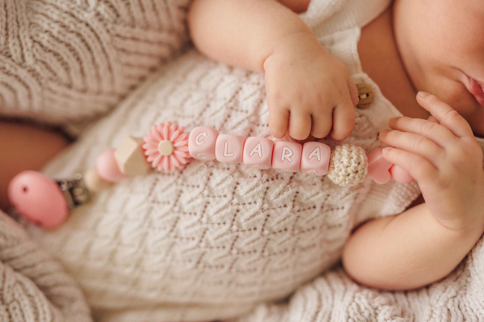 Schnullerkette personalisiert mit Namen – hellrosa