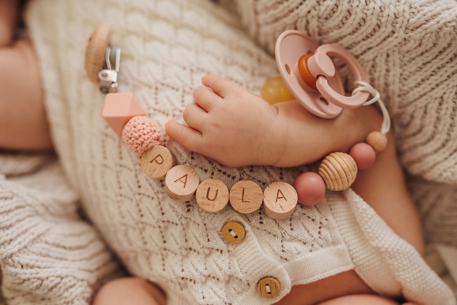 Schnullerkette personalisiert mit Namen rund – lachs