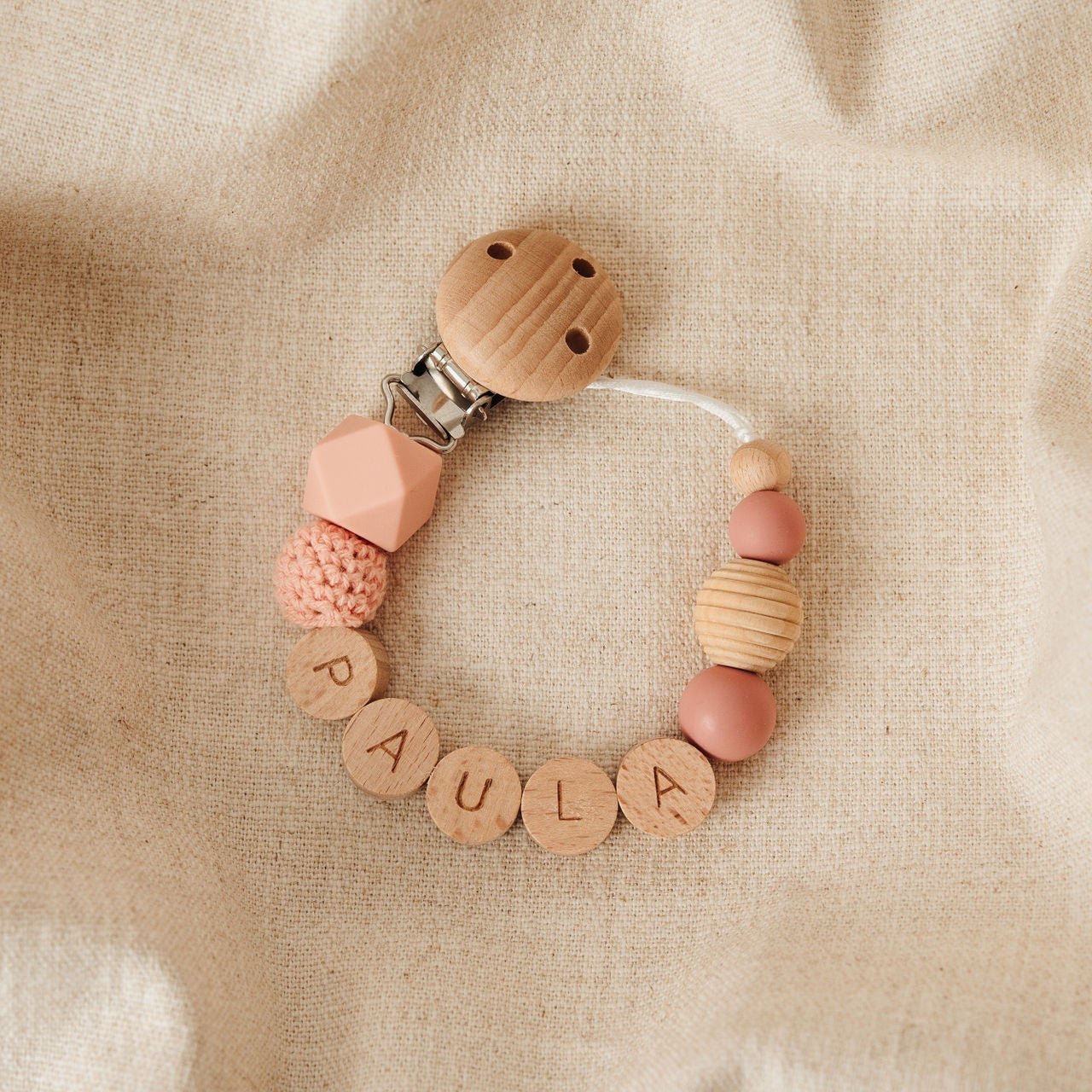 Schnullerkette personalisiert mit Namen rund – lachs