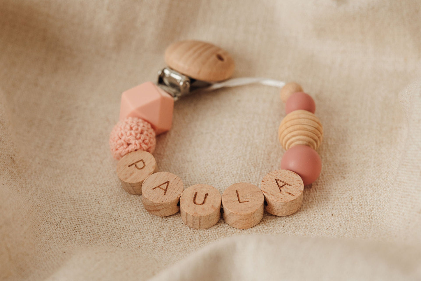 Schnullerkette personalisiert mit Namen rund – lachs