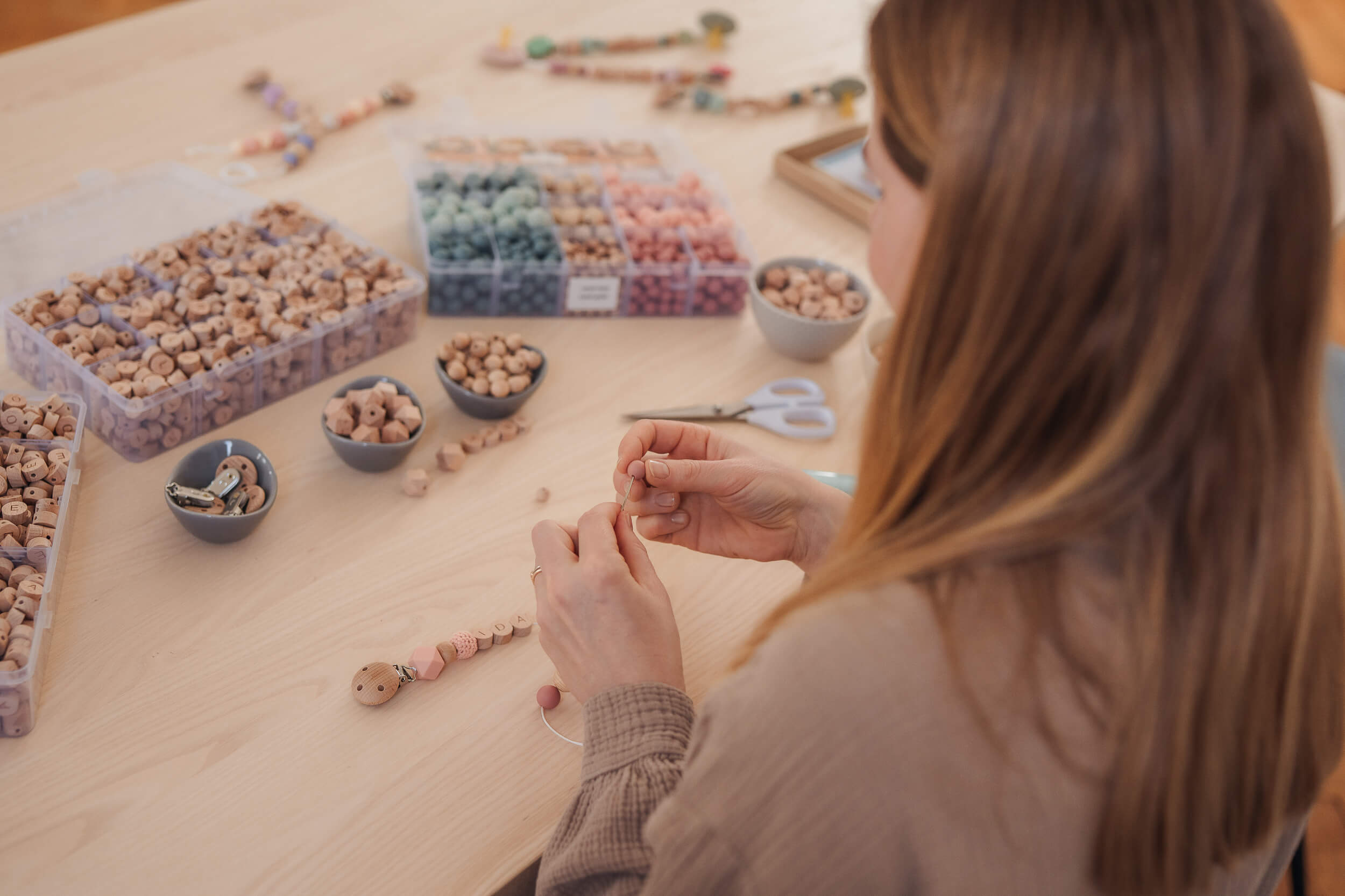 Schnullerkette Einzelteil auffädeln auf Nadel