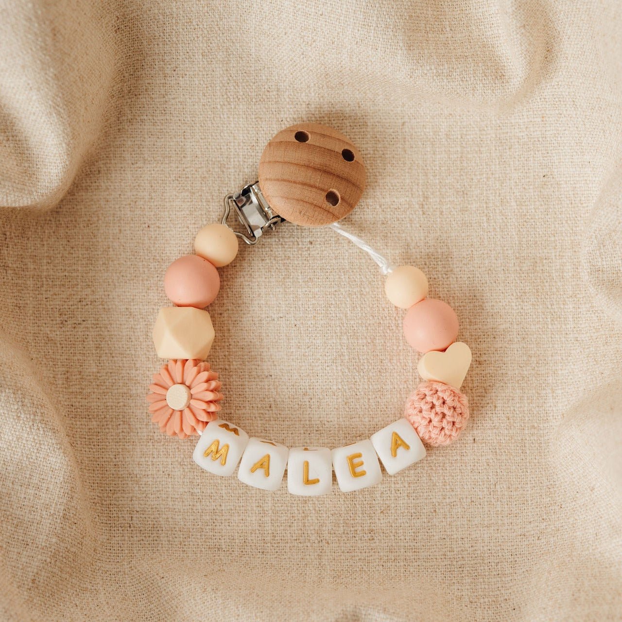 Personalisierte Schnullerkette | korallenrosa | eckige Silikonbuchstaben | Holzclip lackiert