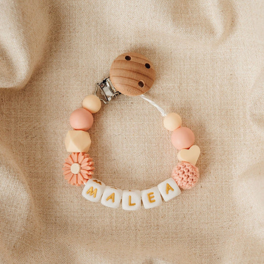 Personalisierte Schnullerkette | korallenrosa | eckige Silikonbuchstaben | Holzclip lackiert