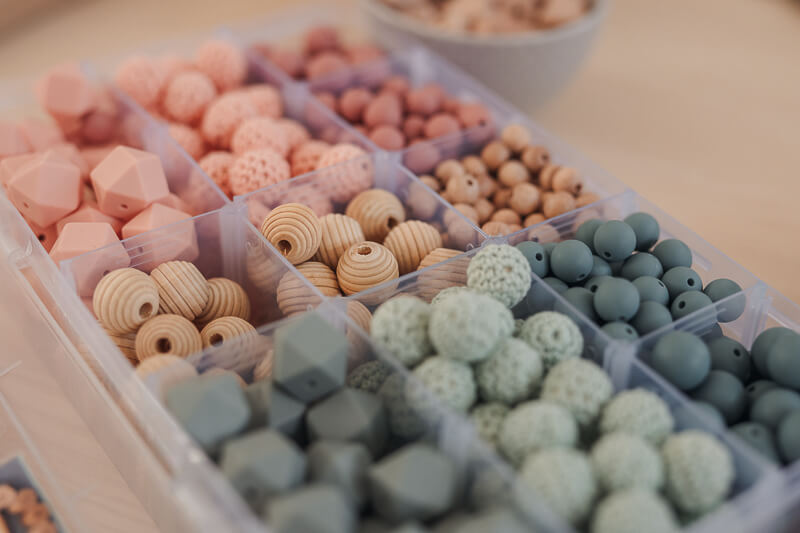 Einzelteile zum Basteln von Schnullerketten